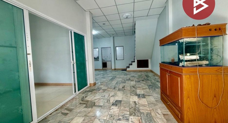 Casa adosada en venta de estudio en Bueng Kum, Bangkok