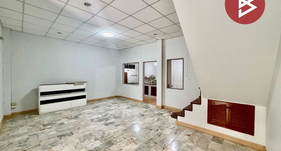 Casa adosada en venta de estudio en Bueng Kum, Bangkok
