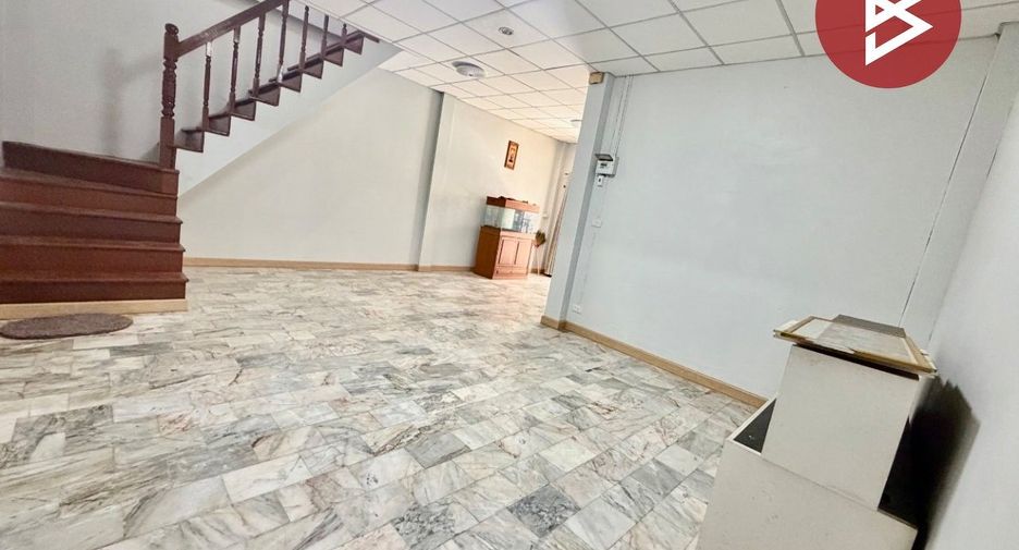Casa adosada en venta de estudio en Bueng Kum, Bangkok