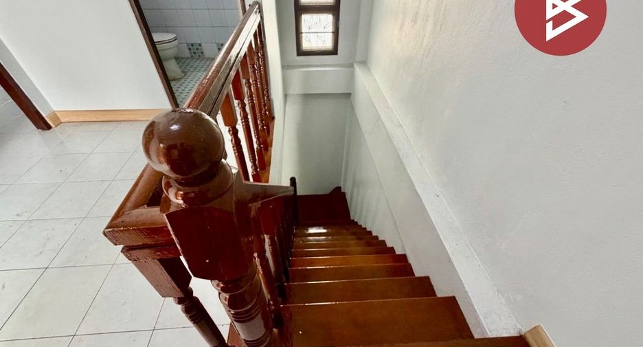 Casa adosada en venta de estudio en Bueng Kum, Bangkok