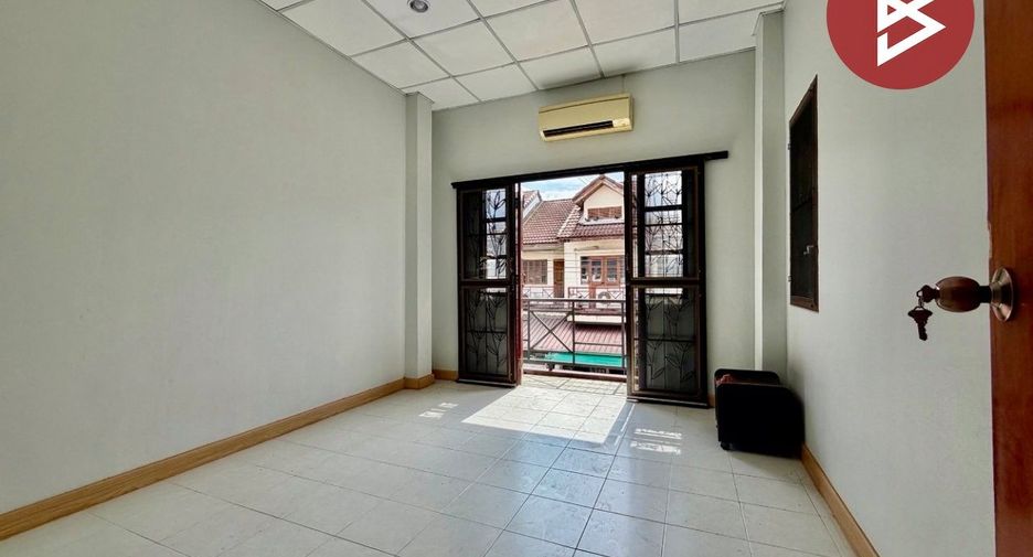 Casa adosada en venta de estudio en Bueng Kum, Bangkok