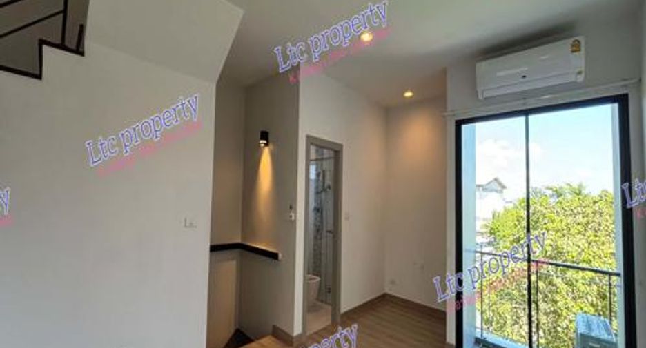 For rent 3 bedrooms townhouse in Lat Phrao, Bangkok