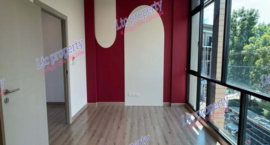 For rent 3 bedrooms townhouse in Lat Phrao, Bangkok