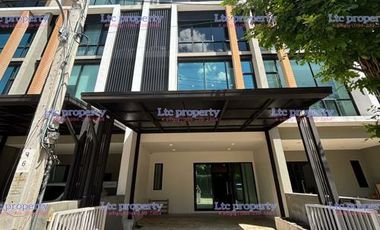 For rent 3 bedrooms townhouse in Lat Phrao, Bangkok