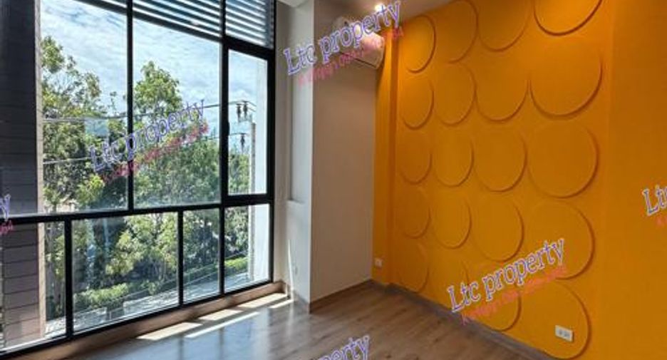 For rent 3 bedrooms townhouse in Lat Phrao, Bangkok