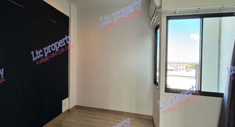 For rent 3 bedrooms townhouse in Lat Phrao, Bangkok