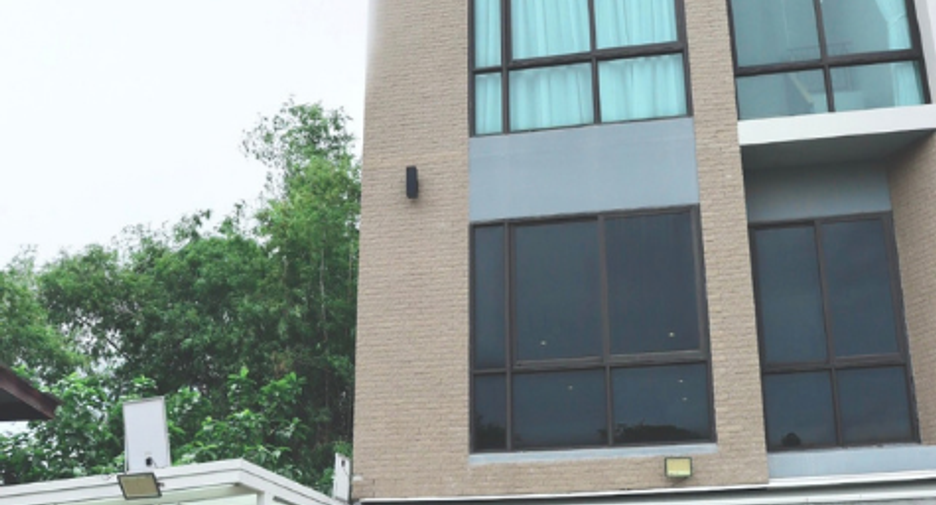 Casa adosada en venta de 4 habitaciones en Suan Luang, Bangkok
