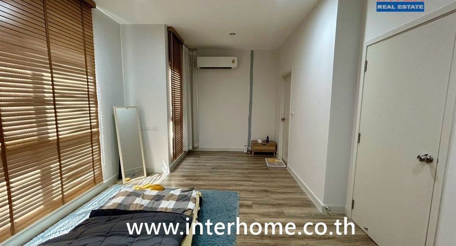 Casa adosada en venta de 3 habitaciones en Bang Bo, Samut Prakan