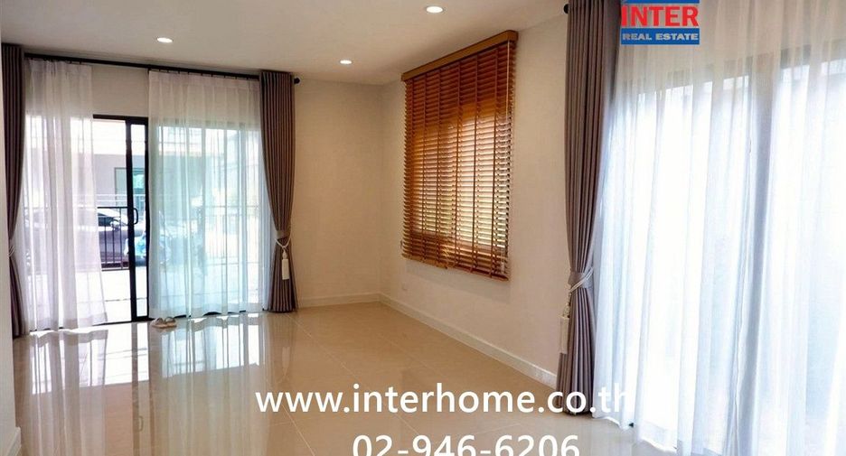 Casa adosada en venta de 3 habitaciones en Bang Bo, Samut Prakan