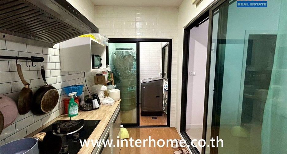 Casa adosada en venta de 3 habitaciones en Bang Bo, Samut Prakan
