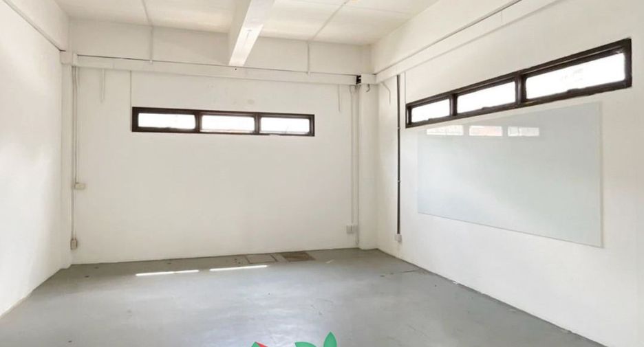 For sale 8 bedrooms warehouse in Phra Khanong, Bangkok