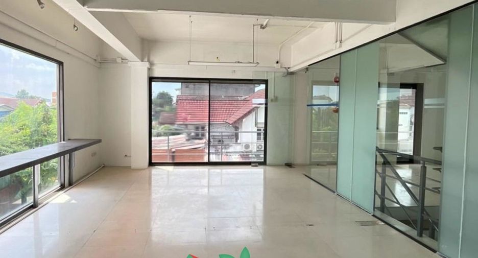For sale 8 bedrooms warehouse in Phra Khanong, Bangkok