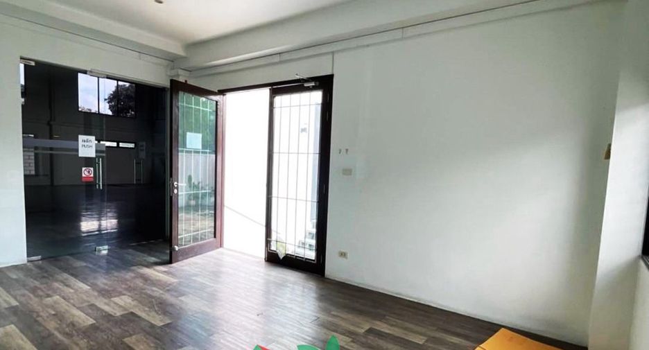 For sale 8 bedrooms warehouse in Phra Khanong, Bangkok
