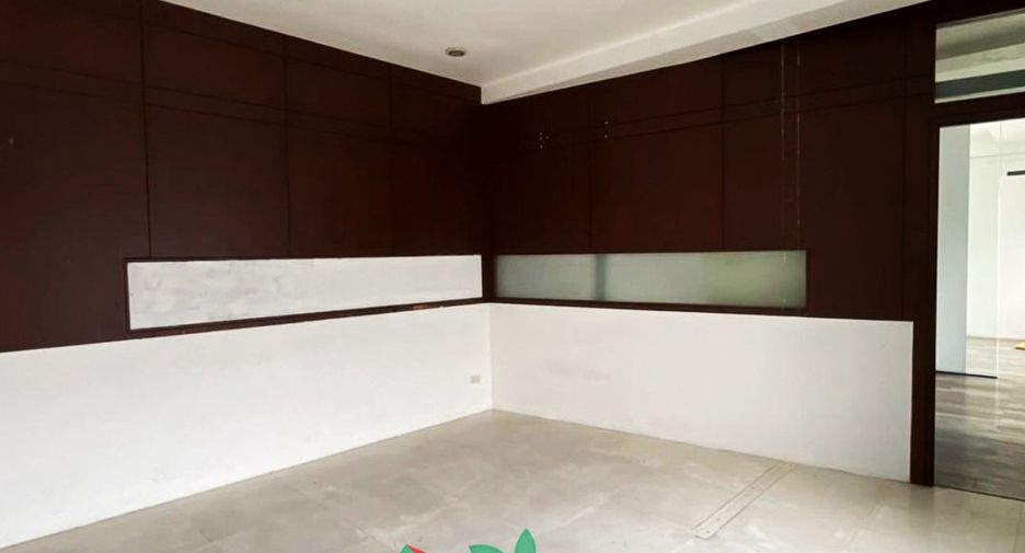 For sale 8 bedrooms warehouse in Phra Khanong, Bangkok