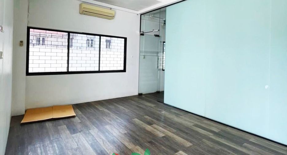 For sale 8 bedrooms warehouse in Phra Khanong, Bangkok