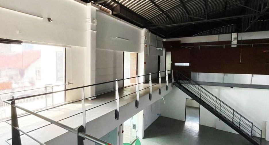 For sale 8 bedrooms warehouse in Phra Khanong, Bangkok