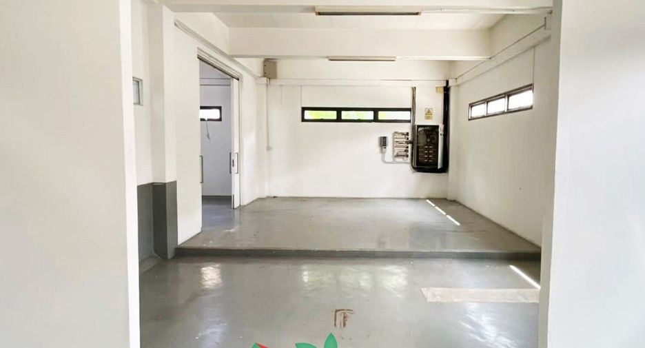 For sale 8 bedrooms warehouse in Phra Khanong, Bangkok