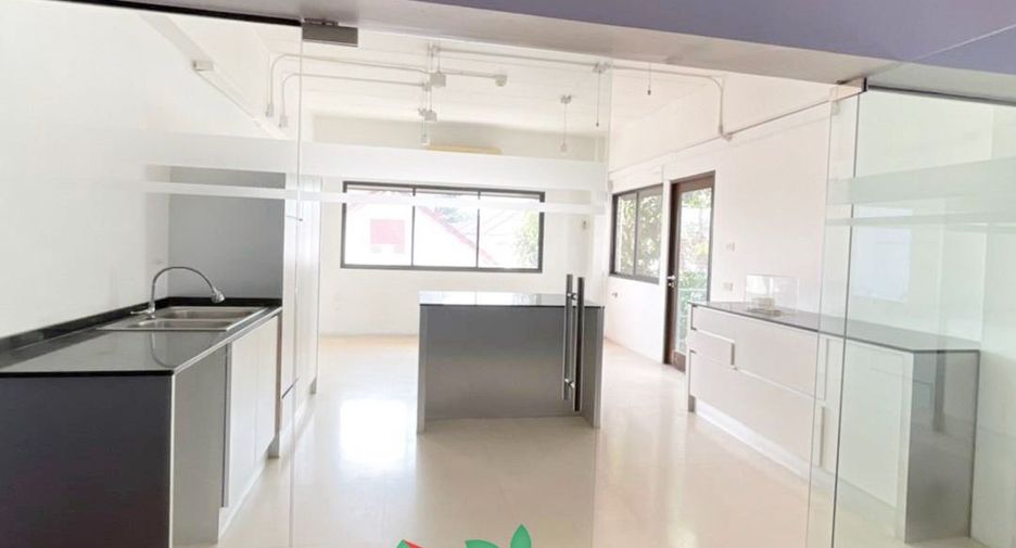 For sale 8 bedrooms warehouse in Phra Khanong, Bangkok