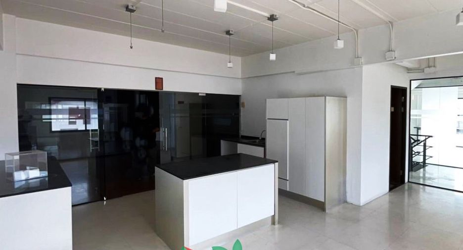 For sale 8 bedrooms warehouse in Phra Khanong, Bangkok