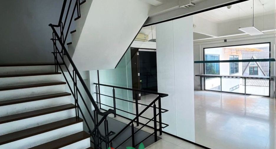 For sale 8 bedrooms warehouse in Phra Khanong, Bangkok