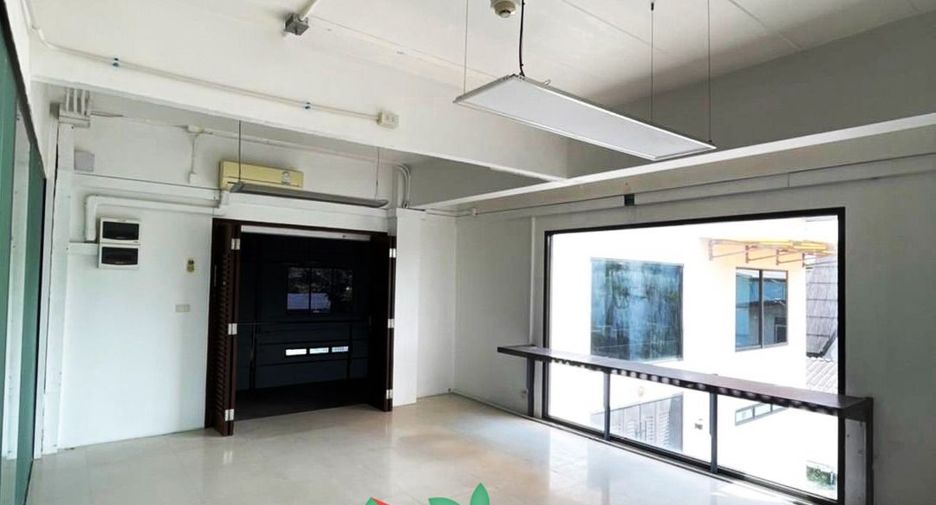 For sale 8 bedrooms warehouse in Phra Khanong, Bangkok