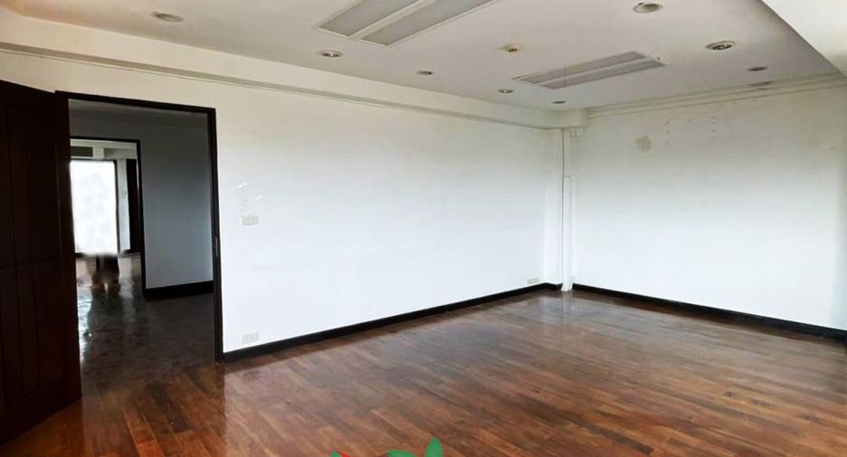 For sale 8 bedrooms warehouse in Phra Khanong, Bangkok