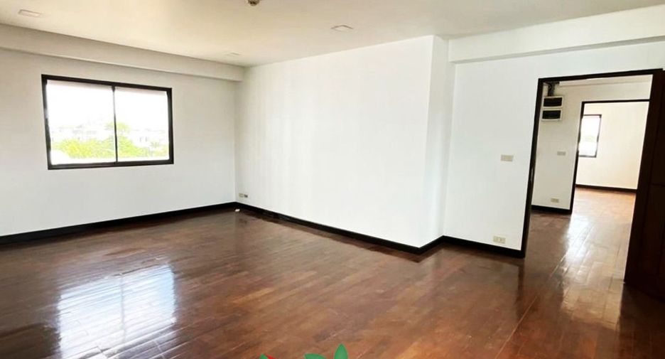 For sale 8 bedrooms warehouse in Phra Khanong, Bangkok