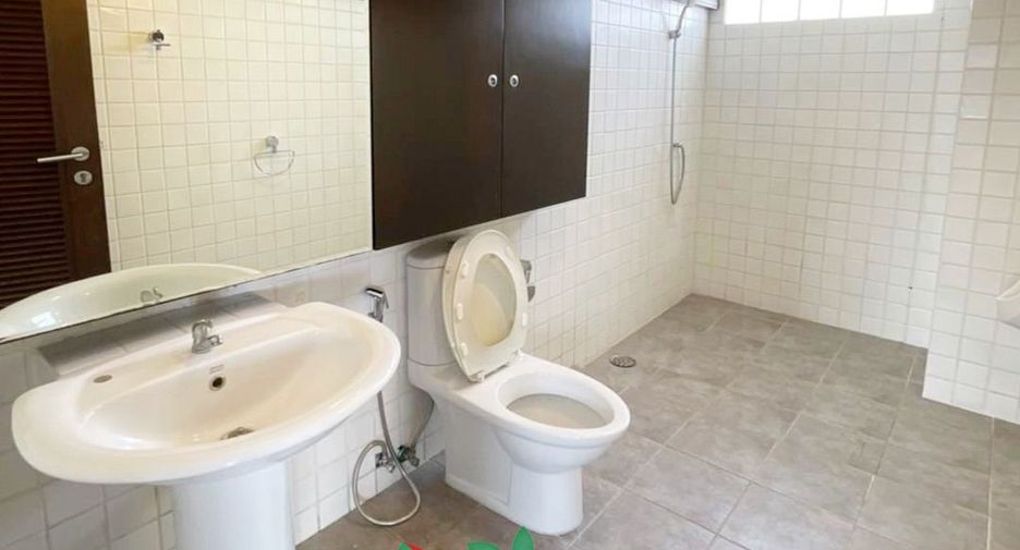 For sale 8 bedrooms warehouse in Phra Khanong, Bangkok