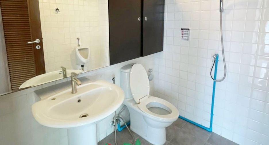 For sale 8 bedrooms warehouse in Phra Khanong, Bangkok