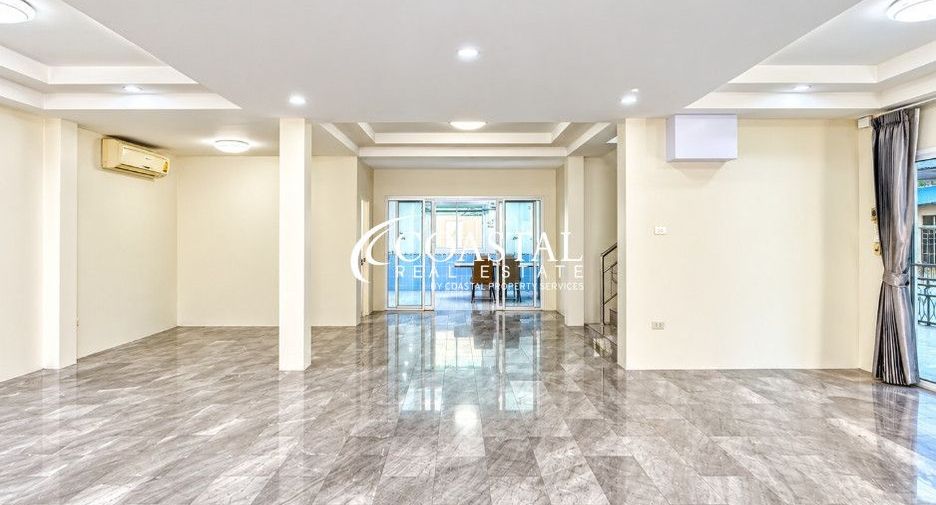 Casa en alquiler de 3 habitaciones en Bang Lamung, Chonburi