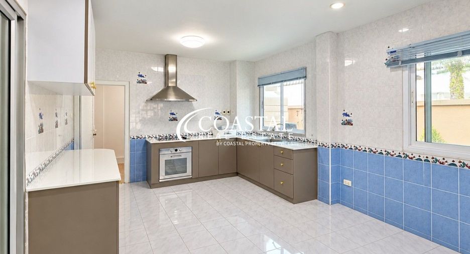 Casa en alquiler de 3 habitaciones en Bang Lamung, Chonburi