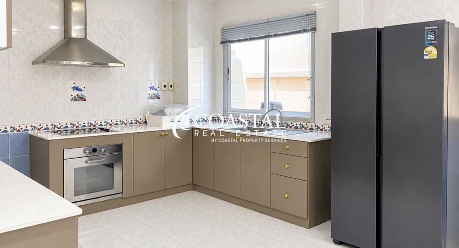 Casa en alquiler de 3 habitaciones en Bang Lamung, Chonburi