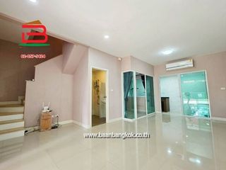 Casa adosada en venta de 4 habitaciones en Mueang Pathum Thani, Pathum Thani