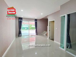 Casa adosada en venta de 4 habitaciones en Mueang Pathum Thani, Pathum Thani