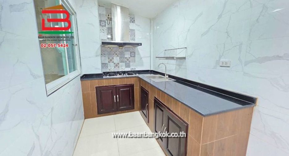 Casa adosada en venta de 4 habitaciones en Mueang Pathum Thani, Pathum Thani