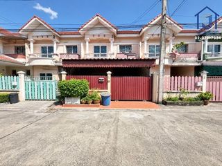 À vendre 3 chambres maison de ville à Lat Lum Kaeo, Pathum Thani