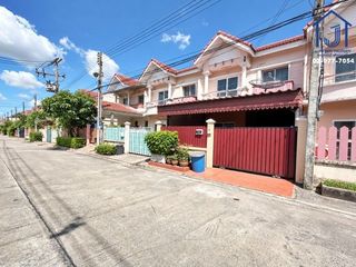 À vendre 3 chambres maison de ville à Lat Lum Kaeo, Pathum Thani