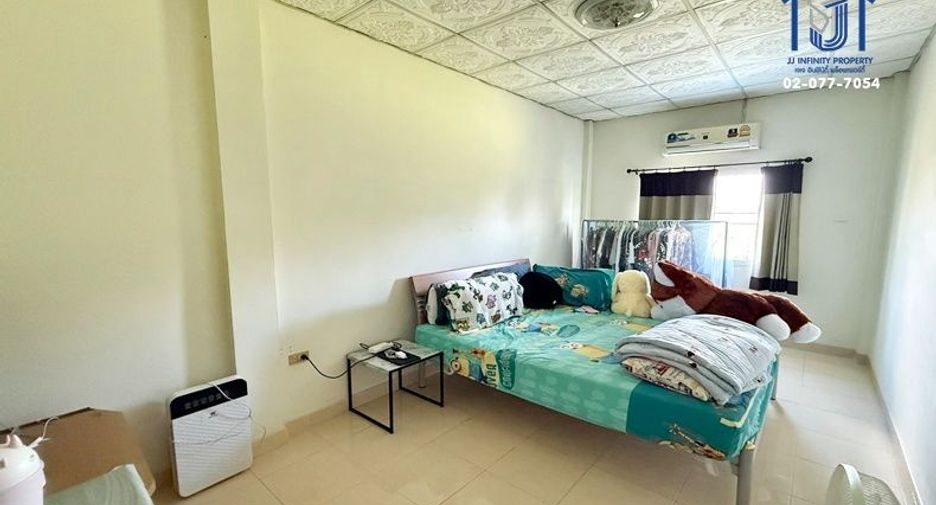 Casa adosada en venta de 3 habitaciones en Lat Lum Kaeo, Pathum Thani
