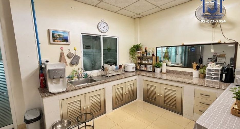 Casa adosada en venta de 3 habitaciones en Lat Lum Kaeo, Pathum Thani