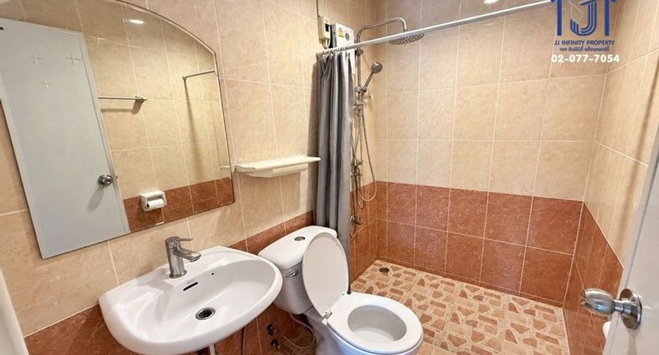 Casa adosada en venta de 3 habitaciones en Lat Lum Kaeo, Pathum Thani