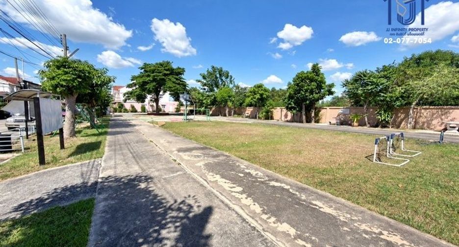 Casa adosada en venta de 3 habitaciones en Lat Lum Kaeo, Pathum Thani