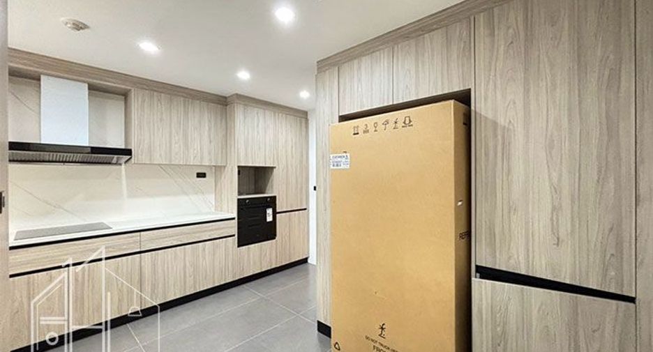 Condo en alquiler de 3 habitaciones en Khlong Toei, Bangkok