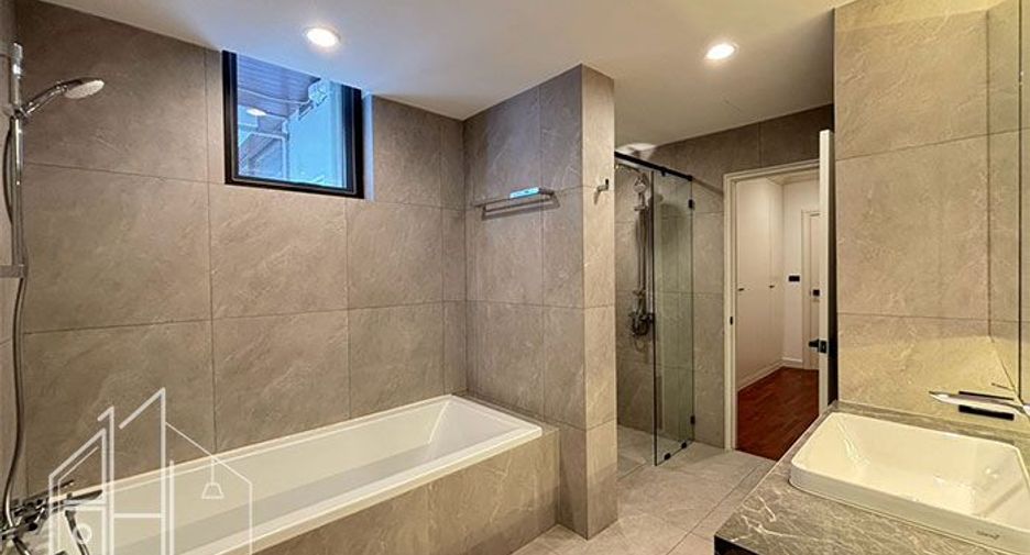 Condo en alquiler de 3 habitaciones en Khlong Toei, Bangkok