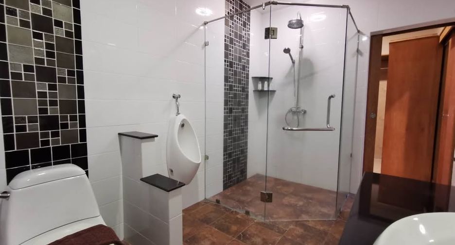 Casa en alquiler de 5 habitaciones en Jomtien, Pattaya