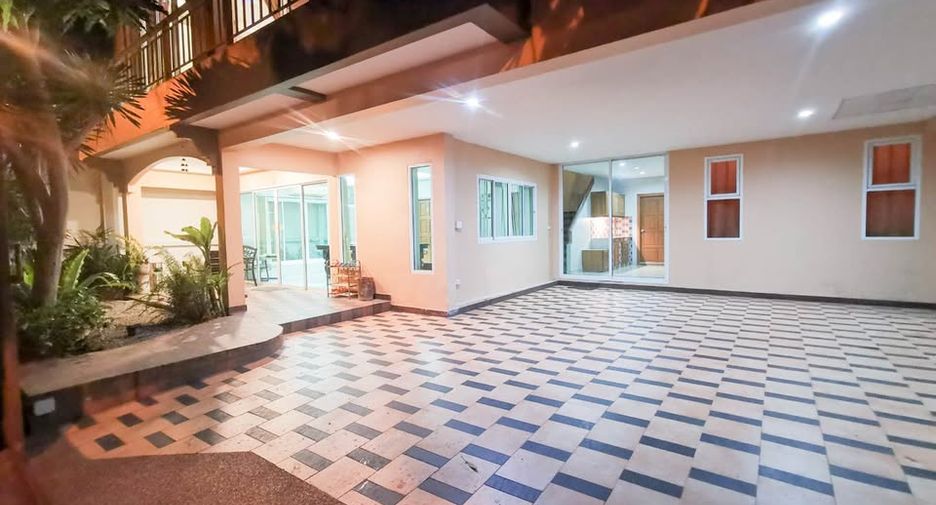 Casa en alquiler de 5 habitaciones en Jomtien, Pattaya