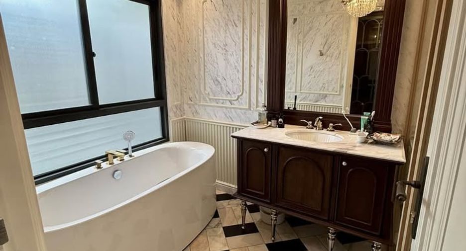 For rent 4 bedrooms house in Bang Kapi, Bangkok