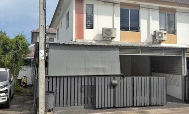 Casa adosada en venta de 3 habitaciones en Phra Samut Chedi, Samut Prakan