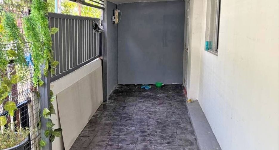 Casa adosada en venta de 3 habitaciones en Phra Samut Chedi, Samut Prakan
