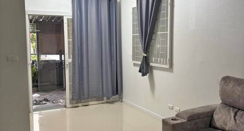 Casa adosada en venta de 3 habitaciones en Phra Samut Chedi, Samut Prakan