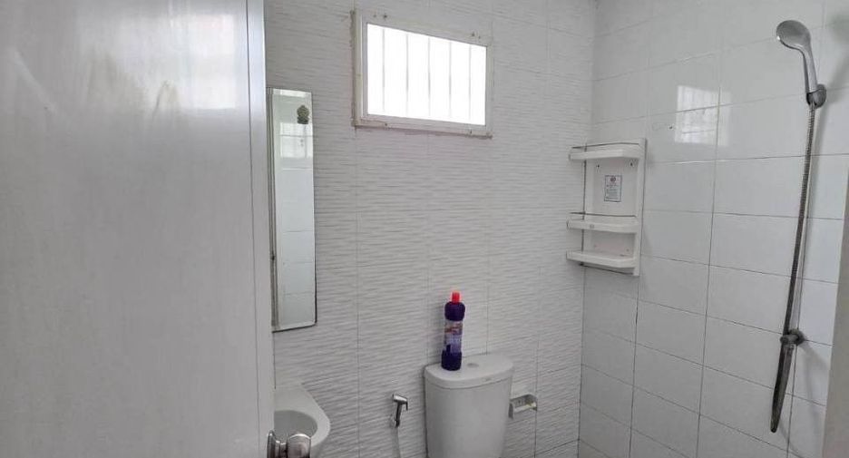 Casa adosada en venta de 3 habitaciones en Phra Samut Chedi, Samut Prakan